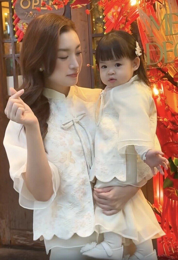 Làm phó chủ tịch công ty đỗ mỹ linh vẫn ăn mặc giản dị đưa ái nữ đi chơi bé ti mướp chuẩn tiểu thư nhà giàu - 6