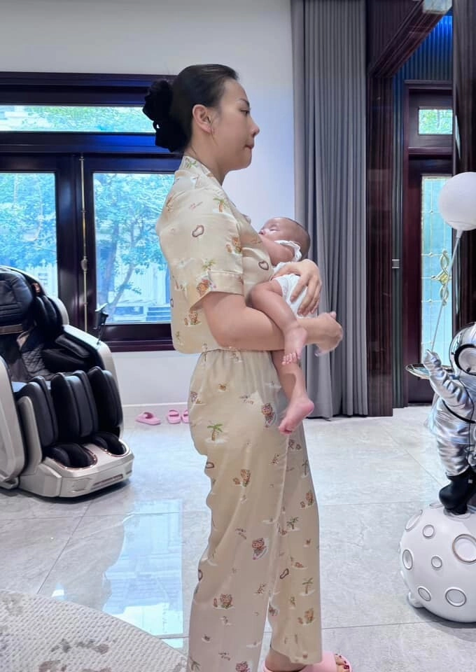 Làm phu nhân của shark bình tưởng sướng phương oanh bị người chị thân thiết tiết lộ cảnh bỉm sữa trong góc kín - 10