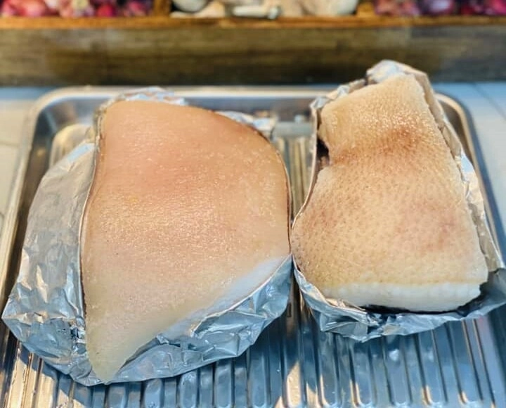 Làm thịt heo quay nhớ thực hiện bước này bì vàng ươm nổ đều lại giòn tan ăn đã miệng - 5