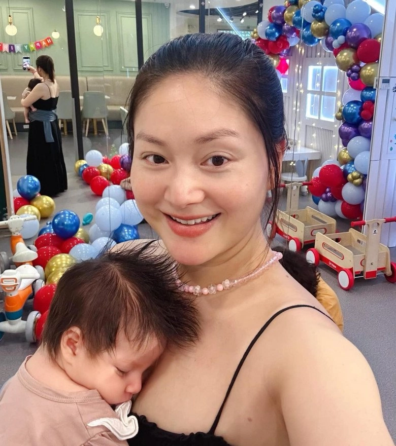 Lan phương bị dân mạng chú ý cách bế con khi khoe ái nữ lai 2 tháng tuổi mắt to cười xinh - 3