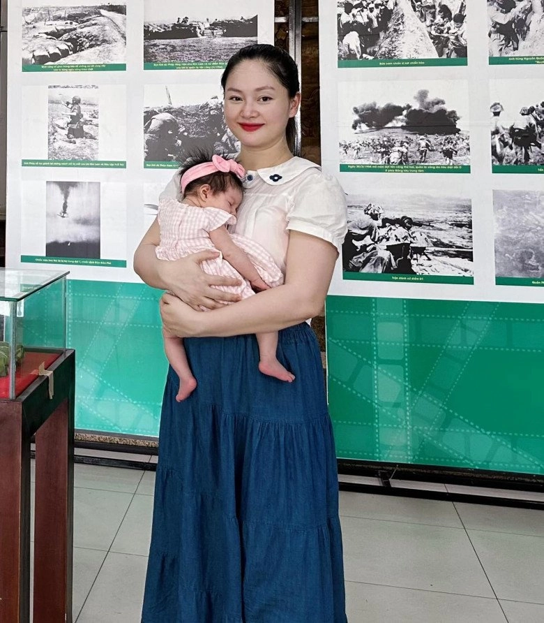 Lan phương bị dân mạng chú ý cách bế con khi khoe ái nữ lai 2 tháng tuổi mắt to cười xinh - 5
