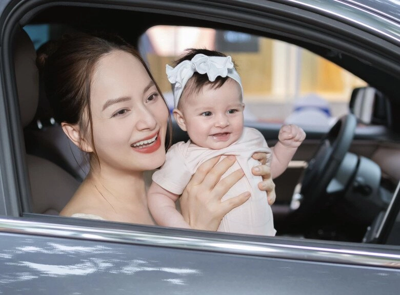 Lan phương hạnh phúc khoe con gái lai tây mới 5 tháng tuổi đã biết ngồi càng lớn càng xinh giống mẹ - 2