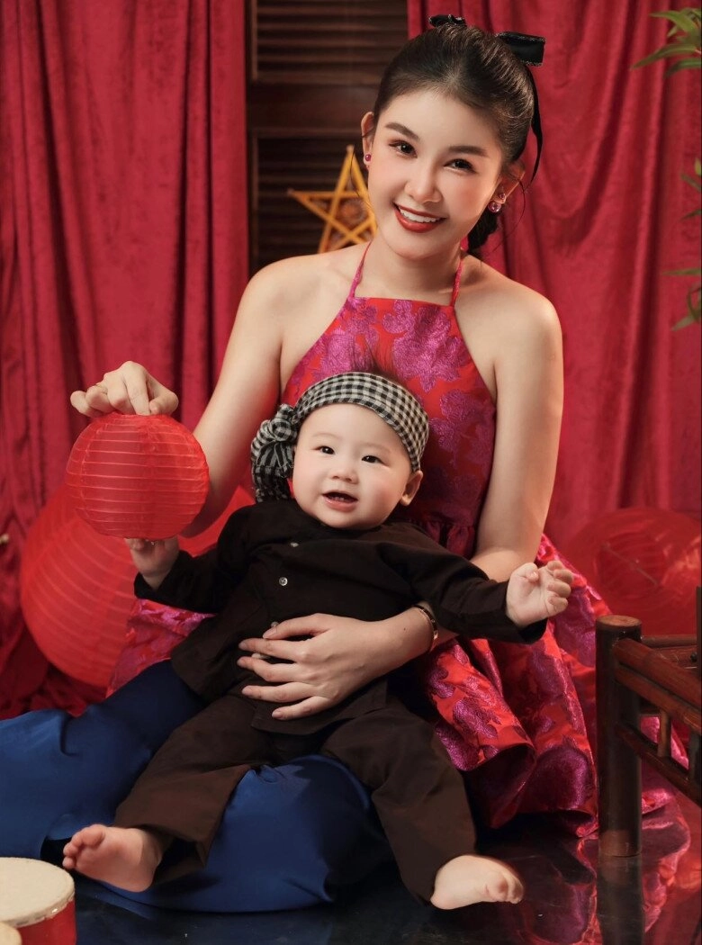 Lê âu ngân anh não lòng nhìn con trai 9 tháng hay cười thích ăn nay bỗng thay đổi cơn đau ập tới là mặt méo xẹo - 4
