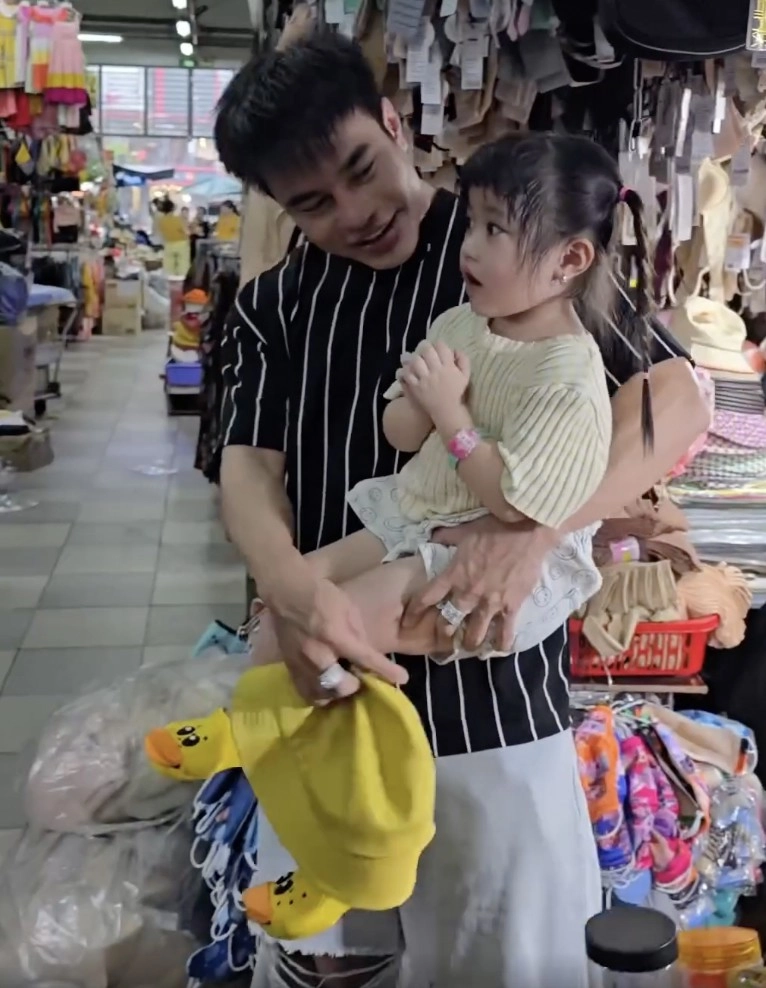 Lê dương bảo lâm lo con gái tránh bố không ngại dắt con đi khắp chợ long thành tìm mua quần nhỏ - 3