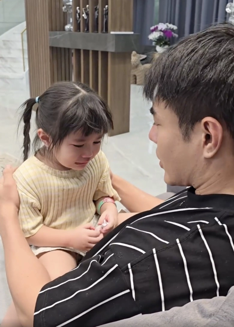 Lê dương bảo lâm lo con gái tránh bố không ngại dắt con đi khắp chợ long thành tìm mua quần nhỏ - 5