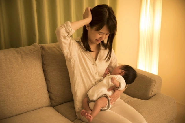 Lên phố thăm chị ở cữ 1 giờ đêm mở cửa thấy hành động của anh rể tôi khuyên chị ly hôn - 1