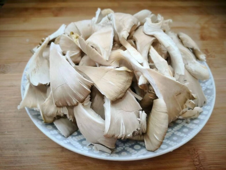 Loại rau là kho chứa kháng sinh tự nhiên đem xào với nấm được món thơm ngon tươi giòn bổ dưỡng - 1