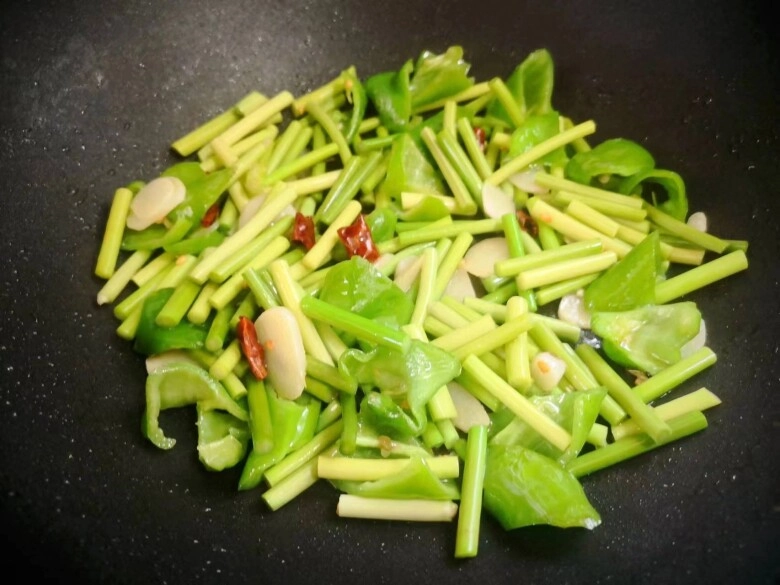 Loại rau là kho chứa kháng sinh tự nhiên đem xào với nấm được món thơm ngon tươi giòn bổ dưỡng - 5