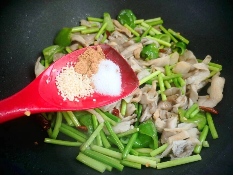 Loại rau là kho chứa kháng sinh tự nhiên đem xào với nấm được món thơm ngon tươi giòn bổ dưỡng - 6
