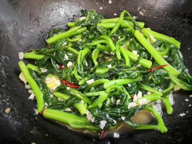 Loại rau quen mặt có hàm lượng selen gấp 30 lần hành tây giúp bổ sung canxi để xương chắc khỏe người già trẻ nhỏ nên ăn - 5