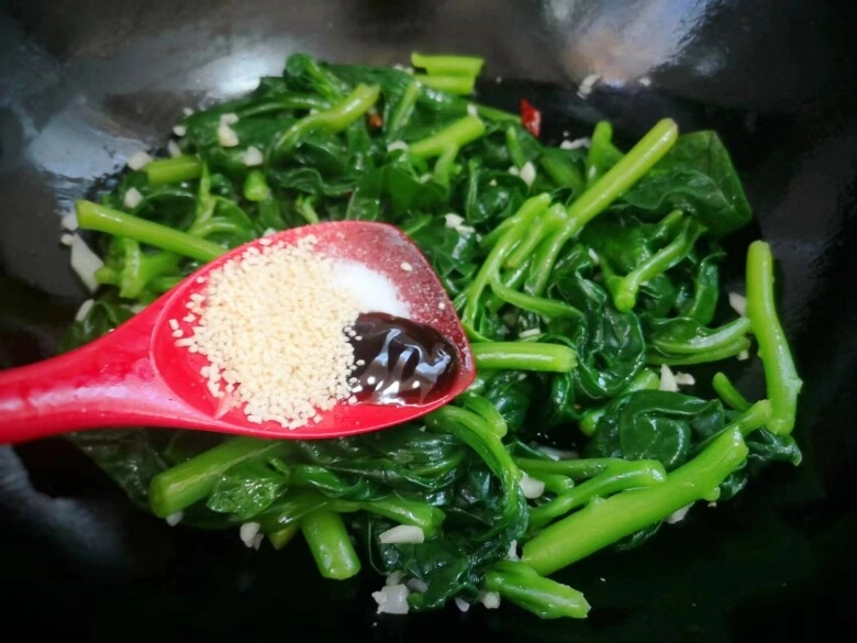 Loại rau quen mặt có hàm lượng selen gấp 30 lần hành tây giúp bổ sung canxi để xương chắc khỏe người già trẻ nhỏ nên ăn - 6