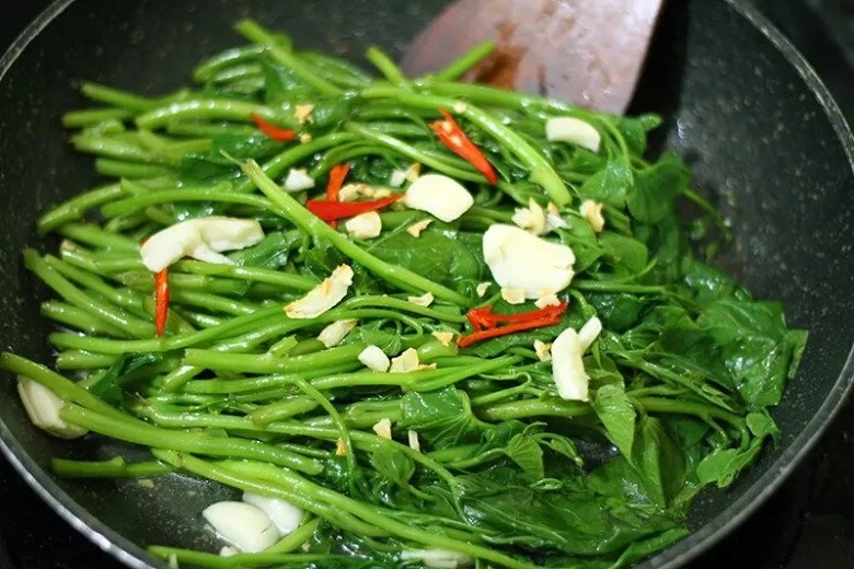 Loại rau xưa chỉ cho lợn ăn nay thành đặc sản được ưa chuộng ở thành phố xào hay làm bánh đều ngon - 3