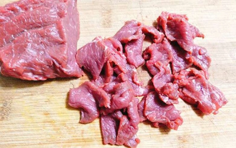 Loại rau xưa mọc bờ mọc bụi người nghèo cũng chẳng ai ăn giờ thành đặc sản của dân thành phố đem bóp nộm cực ngon mát - 2
