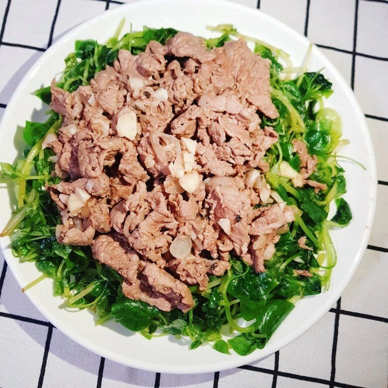 Loại rau xưa mọc bờ mọc bụi người nghèo cũng chẳng ai ăn giờ thành đặc sản của dân thành phố đem bóp nộm cực ngon mát - 3
