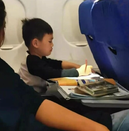 Loạt hình chụp trên một chuyến bay khiến cõi mạng trầm trồ hoá ra đây là cách gia đình có điều kiện dạy con - 3