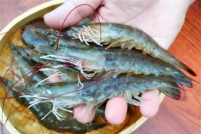 Luộc tôm chẳng cần thêm nước chỉ cần vài thứ này tôm vẫn ngon ngọt lên màu đẹp lại chẳng lo cháy nồi - 2