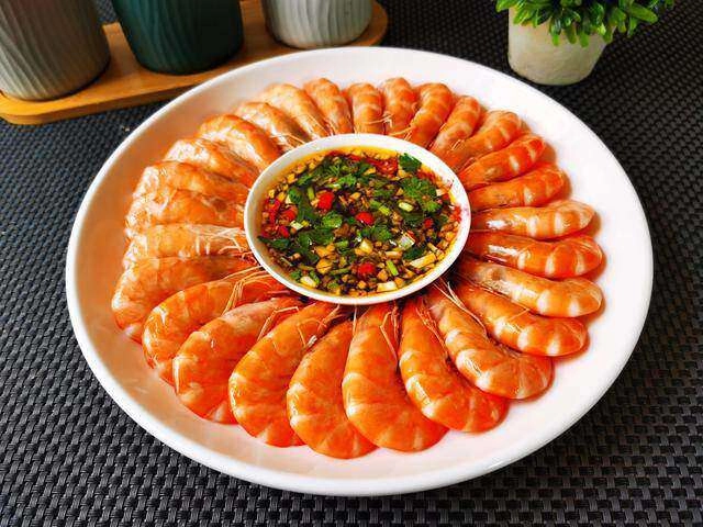 Luộc tôm chẳng cần thêm nước chỉ cần vài thứ này tôm vẫn ngon ngọt lên màu đẹp lại chẳng lo cháy nồi - 4