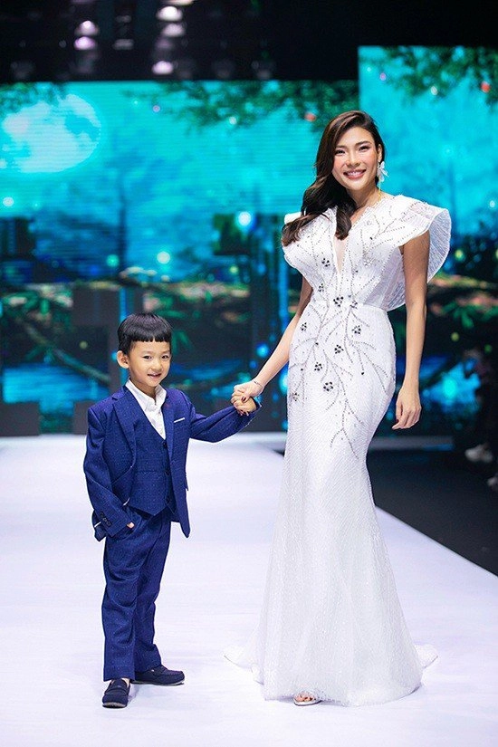 Lương thế thành 1m8 thuý diễm 1m7 con trai quốc tịch mỹ gây chú ý với đôi chân dài ngoằng - 3