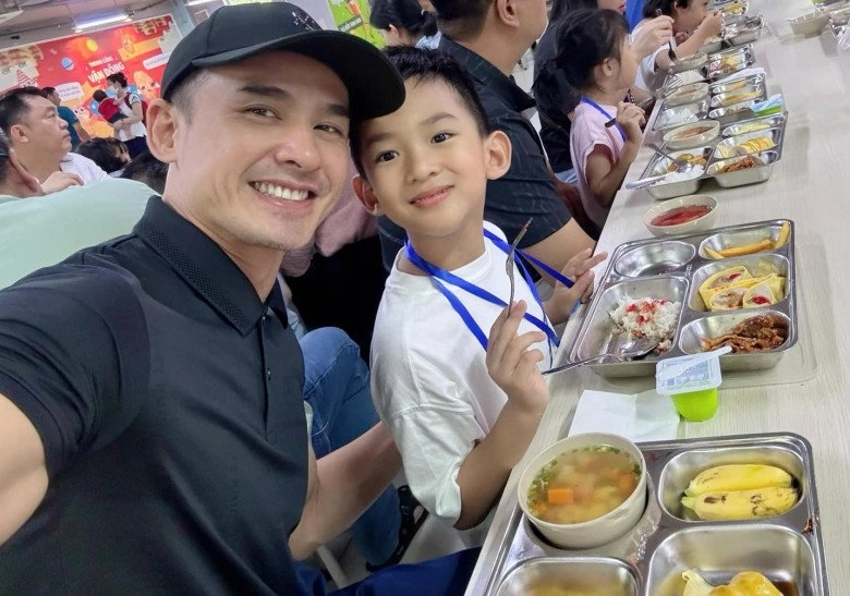 Lương thế thành cùng con đến trường tiểu học quý tử sắp vào lớp 1 được khen đẹp trai chân dài nhất lớp - 2