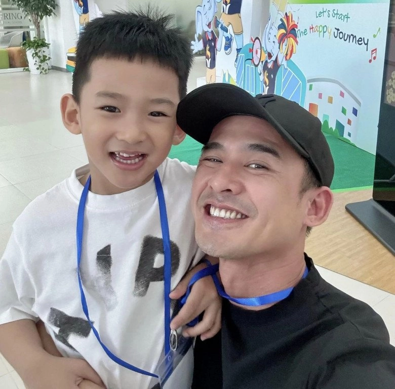 Lương thế thành cùng con đến trường tiểu học quý tử sắp vào lớp 1 được khen đẹp trai chân dài nhất lớp - 3