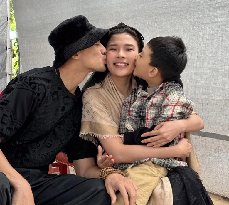 Lương thế thành cùng con đến trường tiểu học quý tử sắp vào lớp 1 được khen đẹp trai chân dài nhất lớp - 5