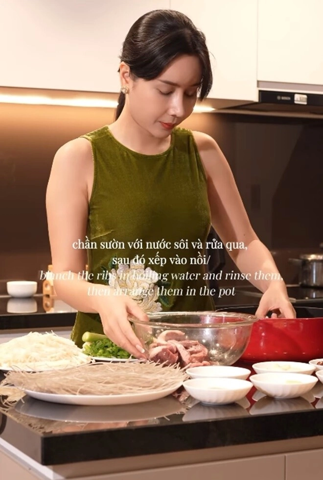 Lưu hương giang xinh đẹp vào bếp làm món súp sườn hàn quốc cực đưa cơm - 5