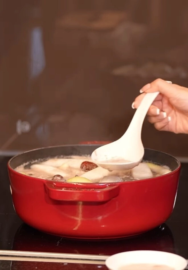 Lưu hương giang xinh đẹp vào bếp làm món súp sườn hàn quốc cực đưa cơm - 9