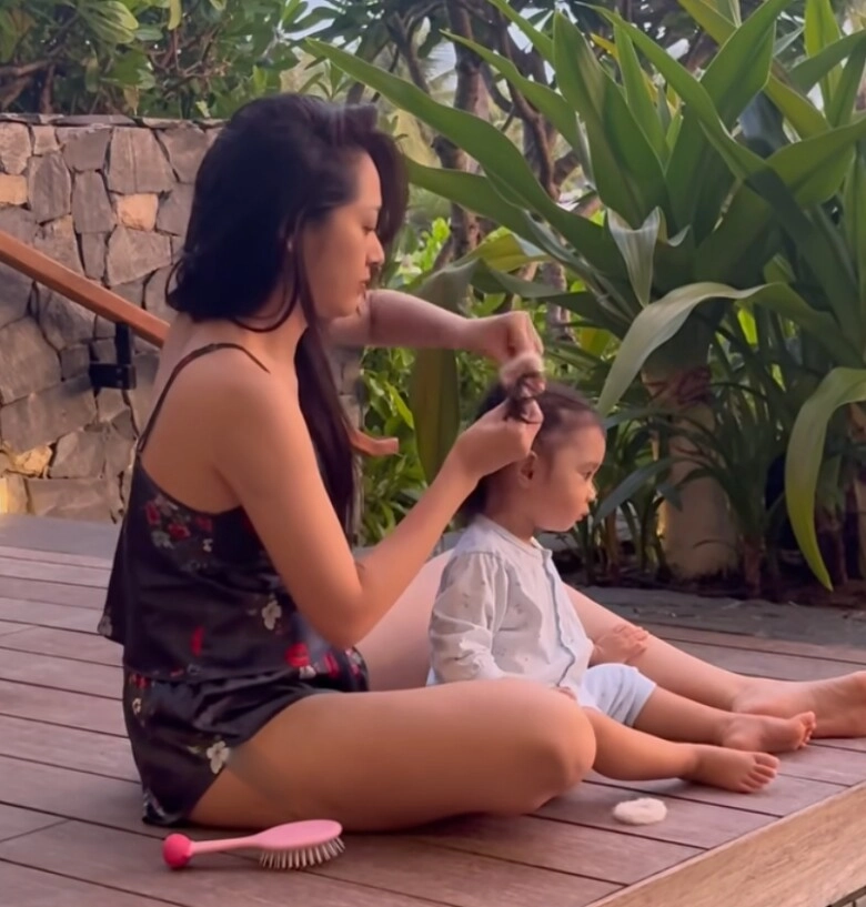 Mặc đồ bộ không phấn son ở nhà chăm con bảo anh khiến cđm xuýt xoa vì quá đẹp chuẩn gái một con trông mòn con mắt - 2