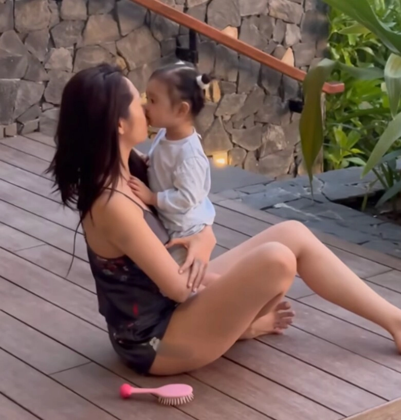 Mặc đồ bộ không phấn son ở nhà chăm con bảo anh khiến cđm xuýt xoa vì quá đẹp chuẩn gái một con trông mòn con mắt - 4