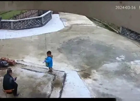 Mải mê lướt tiktok ông nội để cháu trai 3 tuổi rơi xuống sông gần nhà rồi ra đi mãi mãi mà không hay biết - 2