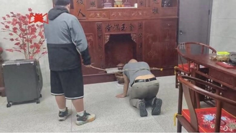 Mạng xã hội lan truyền bức ảnh bố quỳ gối xuống đất cho con trai đánh biết nguyên nhân nhiều người xót xa - 1
