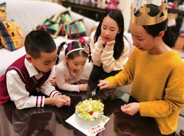Mẫu nữ 3 con 13 năm chưa thay vú em cho bảo mẫu sống trong biệt thự triệu đô tặng vòng kim cương - 3
