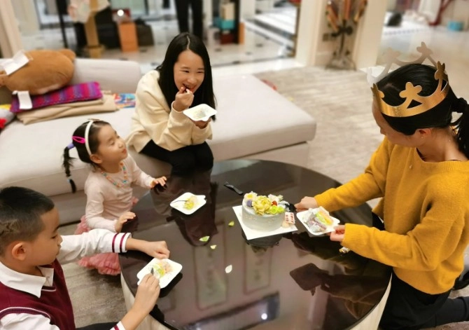 Mẫu nữ 3 con 13 năm chưa thay vú em cho bảo mẫu sống trong biệt thự triệu đô tặng vòng kim cương - 4