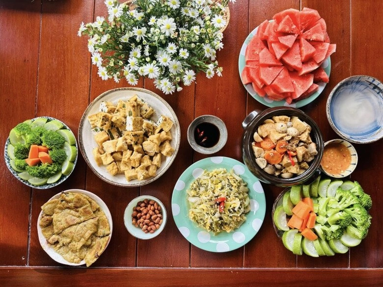 mc giàu nhất việt nam đãi bạn bè bữa ăn đầy sắc màu trong căn nhà mới giữa rừng - 3