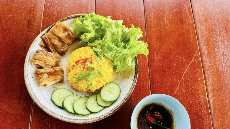 mc giàu nhất việt nam đãi bạn bè bữa ăn đầy sắc màu trong căn nhà mới giữa rừng - 7