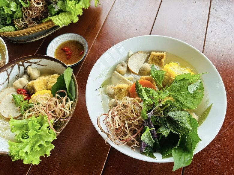 mc giàu nhất việt nam đãi bạn bè bữa ăn đầy sắc màu trong căn nhà mới giữa rừng - 10