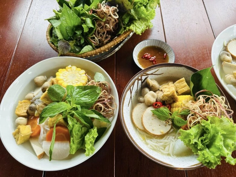 mc giàu nhất việt nam đãi bạn bè bữa ăn đầy sắc màu trong căn nhà mới giữa rừng - 11