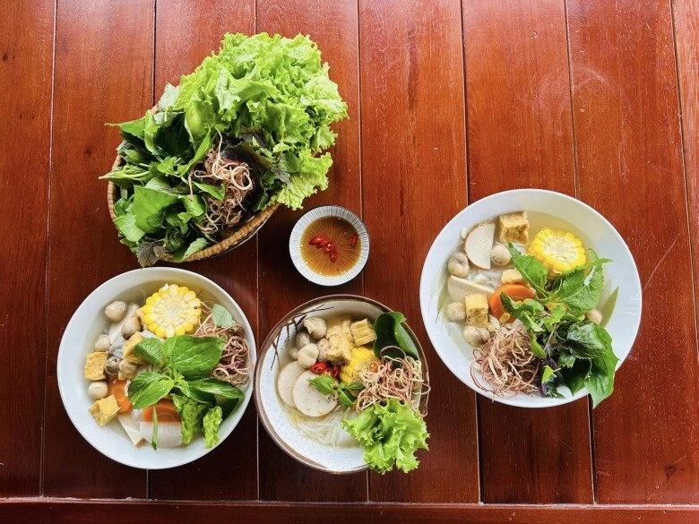 mc giàu nhất việt nam đãi bạn bè bữa ăn đầy sắc màu trong căn nhà mới giữa rừng - 12