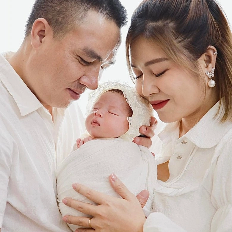 Mc hoàng linh chúng tôi là chiến sĩ 10 năm mới có con với chồng ái nữ 8 tháng có hàng lông mi trời ban - 1