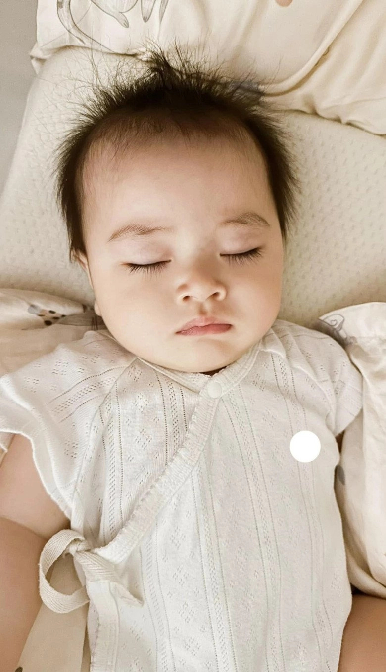 Mc hoàng linh chúng tôi là chiến sĩ 10 năm mới có con với chồng ái nữ 8 tháng có hàng lông mi trời ban - 6