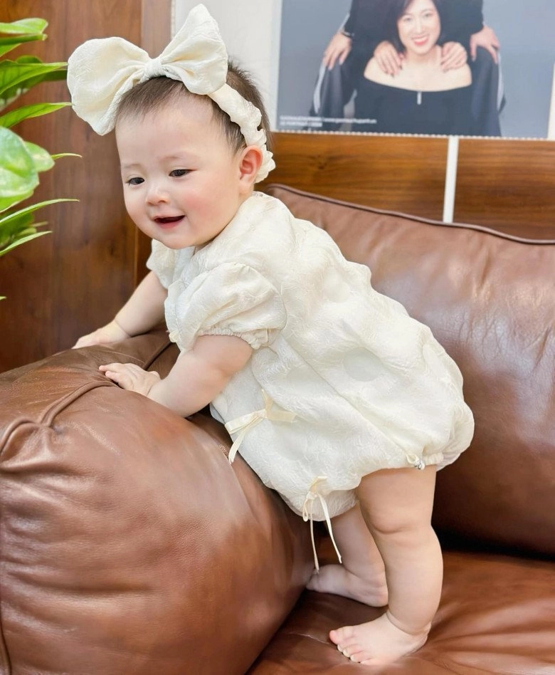 Mc hoàng linh chúng tôi là chiến sĩ 10 năm mới có con với chồng ái nữ 8 tháng có hàng lông mi trời ban - 10