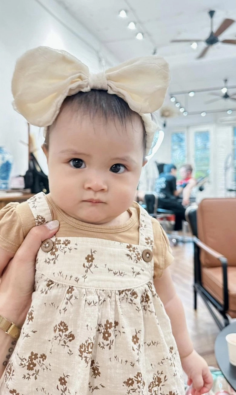 Mc hoàng linh chúng tôi là chiến sĩ 10 năm mới có con với chồng ái nữ 8 tháng có hàng lông mi trời ban - 12
