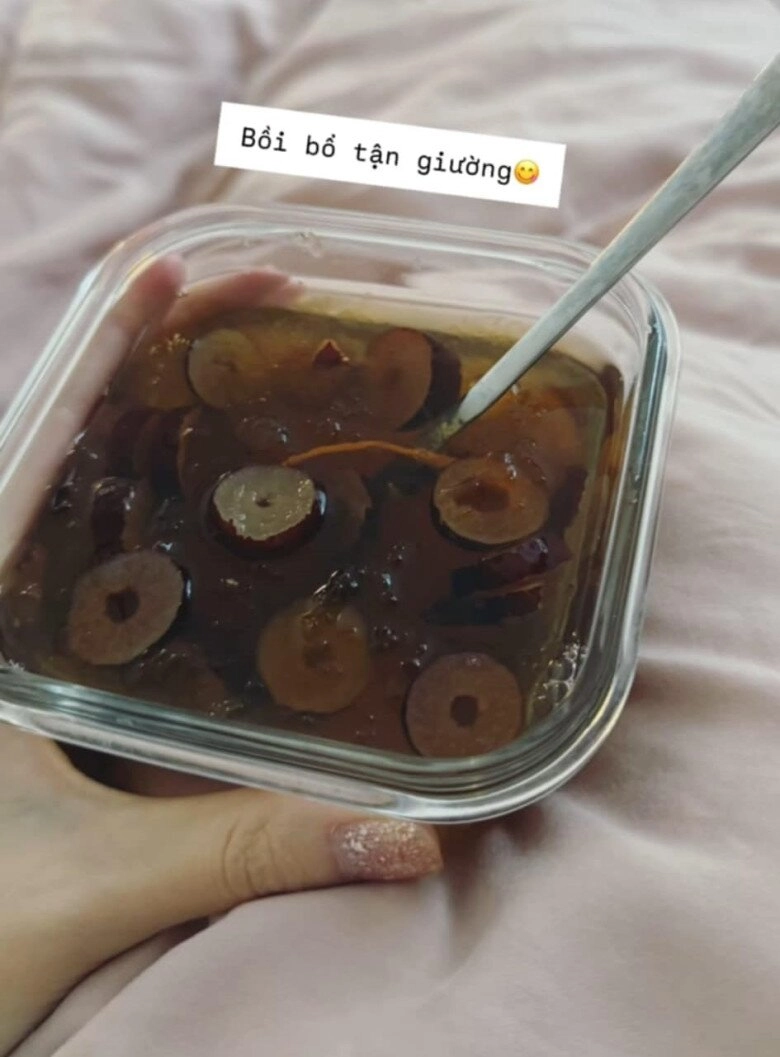 Mc mai ngọc mang bầu được mẹ ruột bồi bổ tận giường giúp việc nấu nhiều bữa ăn ngon - 3