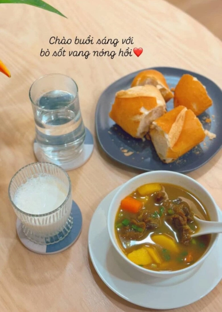 Mc mai ngọc mang bầu được mẹ ruột bồi bổ tận giường giúp việc nấu nhiều bữa ăn ngon - 5