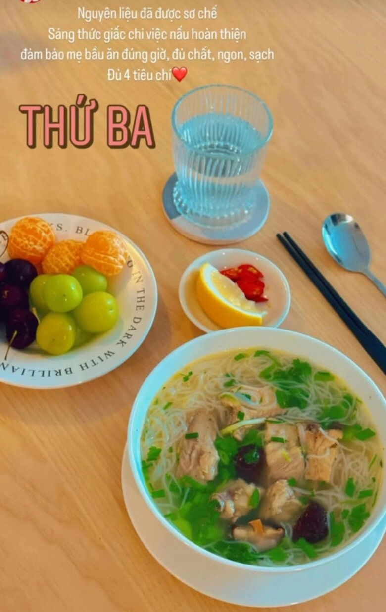 Mc mai ngọc mang bầu được mẹ ruột bồi bổ tận giường giúp việc nấu nhiều bữa ăn ngon - 6