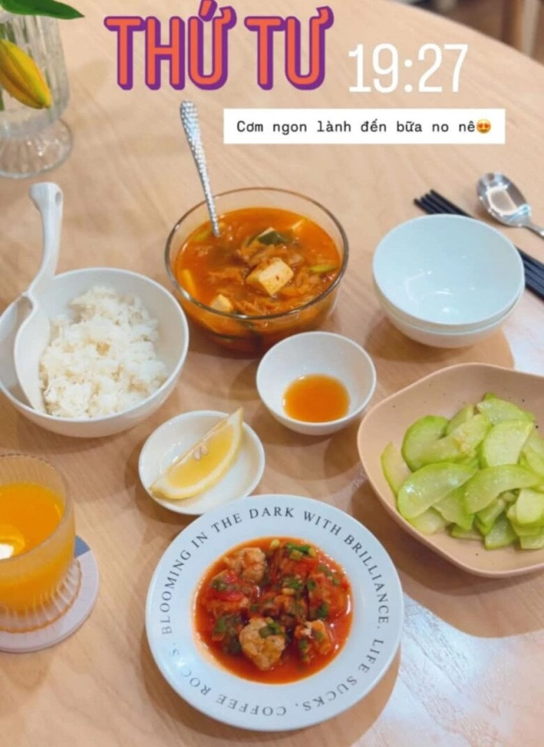 Mc mai ngọc mang bầu được mẹ ruột bồi bổ tận giường giúp việc nấu nhiều bữa ăn ngon - 9
