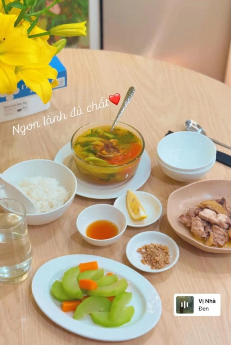Mc mai ngọc mang bầu được mẹ ruột bồi bổ tận giường giúp việc nấu nhiều bữa ăn ngon - 13