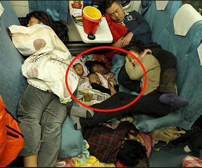 Mẹ bỉm đưa 5 con về quê ăn lễ bức ảnh chụp bầy con trên tàu khiến ai nhìn thấy cũng xót xa - 1