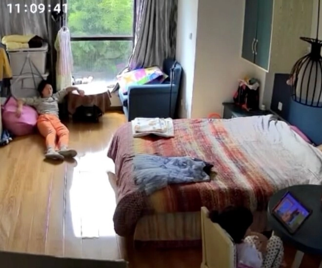 Mẹ bỉm ngất xỉu camera ghi lại diễn biến hành động của con gái 3 tuổi khiến cõi mạng nể phục - 1