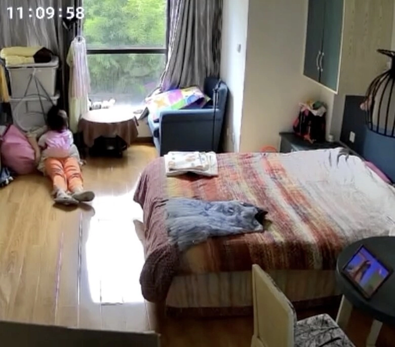 Mẹ bỉm ngất xỉu camera ghi lại diễn biến hành động của con gái 3 tuổi khiến cõi mạng nể phục - 2